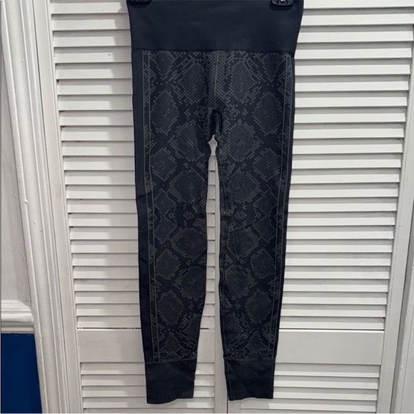lululemon athletica Pants - Lululemon gray snakeskin print size small
